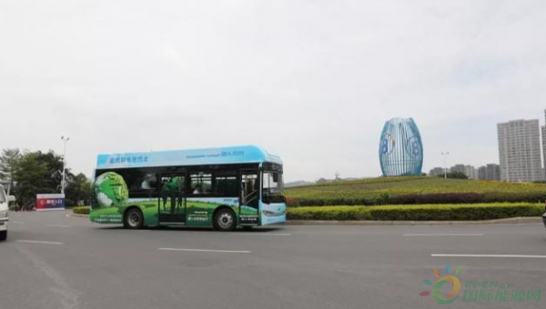 续航580km！福建首辆上路运营氢燃料客车亮相