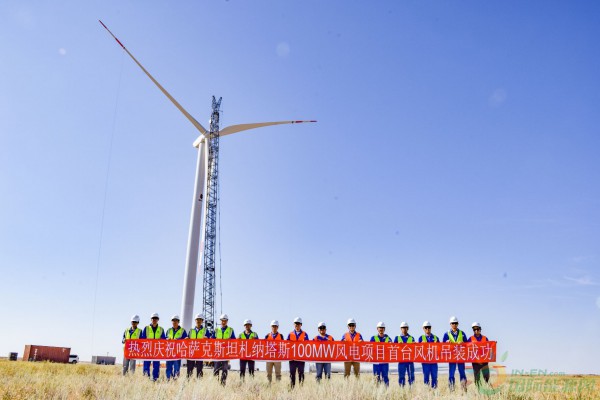 100MW！中亚区域最大风电工程首台风电机组吊装成功