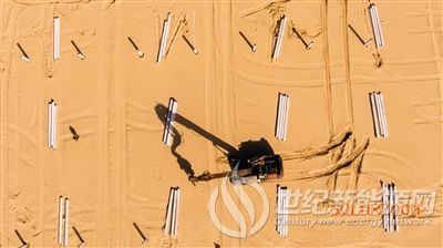 内蒙古达拉特旗沙漠集中式光伏发电基地复工忙