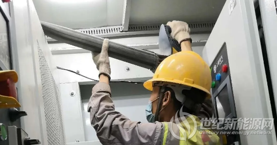 达拉特光伏电站开展逆变器除尘工作