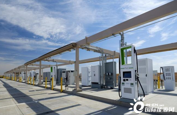 测高温快充技术 大众在沙漠中建充电站