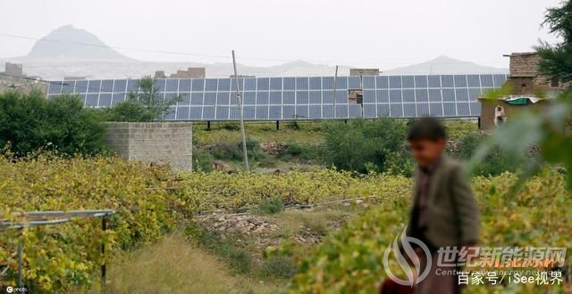 也门农民安装太阳能电池板 驱动水泵灌溉农田
