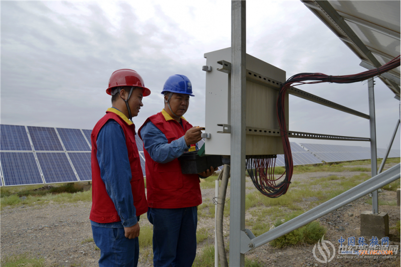甘肃张掖高台：党旗飘扬戈壁滩 光伏基地检修忙