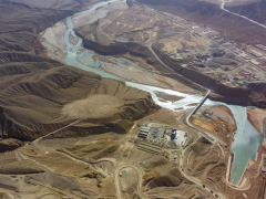 新疆大石峡水利枢纽工程Ⅲ标首台门机实现吊装，有助于阿克苏地区经济发展