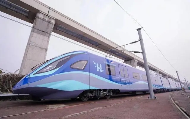 山东青岛：全球首列氢能源市域列车配置“青岛造”