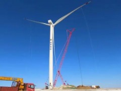 西藏最大风电项目首台风机吊装完成！