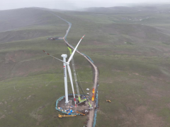 西藏首个100兆瓦风电项目完成全部的风机吊装，有力保障居民冬季供暖和用电安全供应！